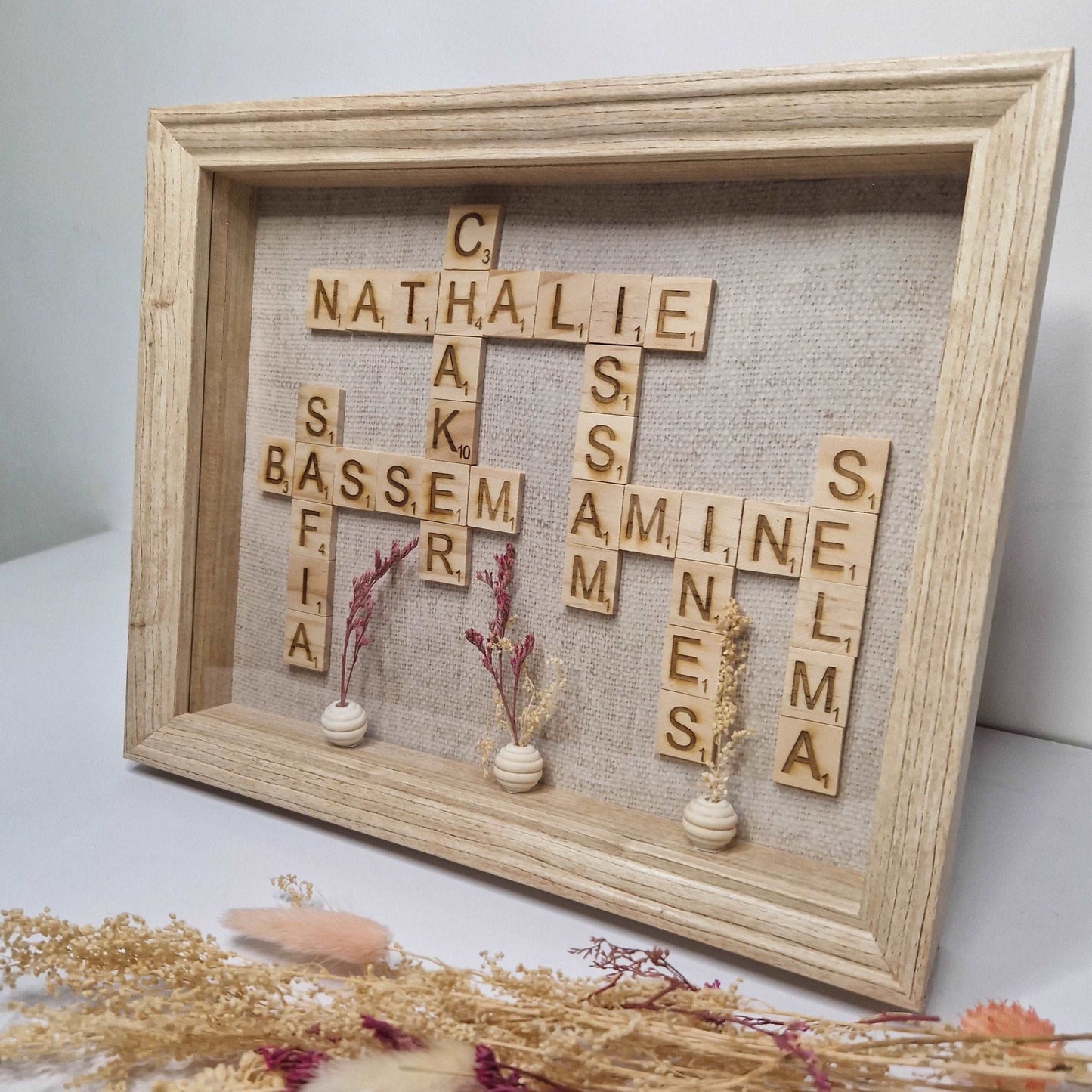 Cadre scrabble personnalisé en bois - fleurs séchées - à poser ou suspendre 23x28cm - Mon Objet Personnalisé