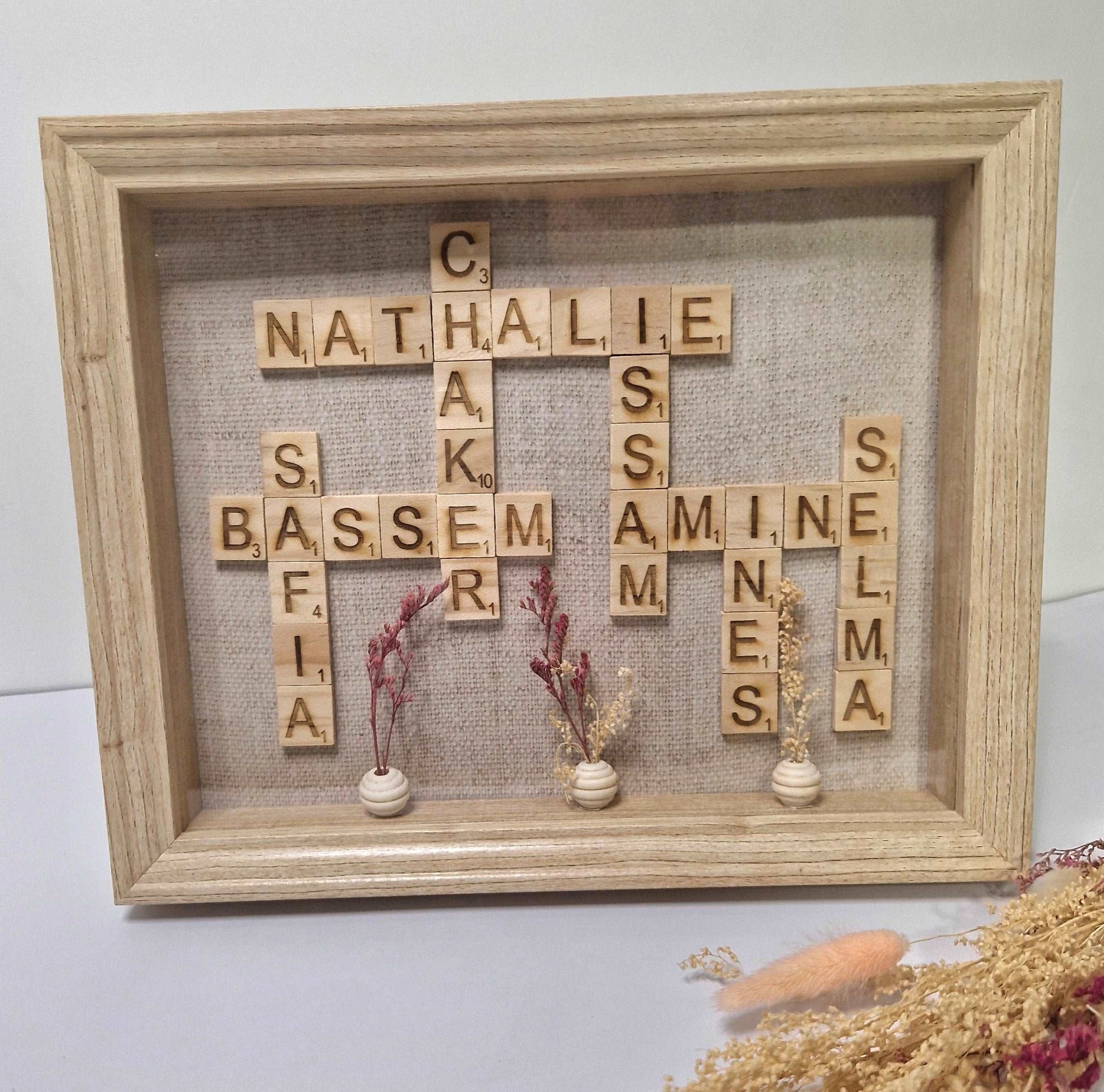 Cadre scrabble personnalisé en bois - fleurs séchées - à poser ou suspendre 23x28cm - Mon Objet Personnalisé