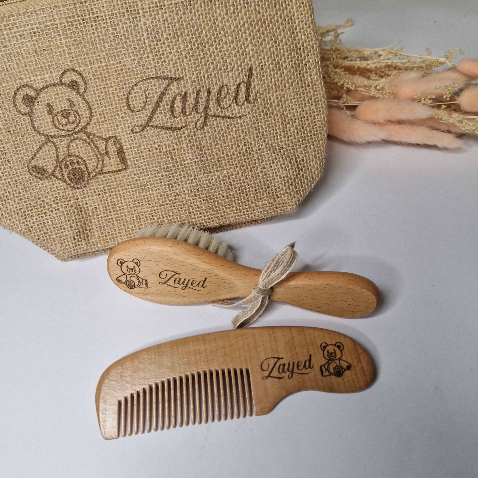 Cadeau de naissance personnalisé : trousse de toilette, brosse douce et peigne en bois - Mon Objet Personnalisé