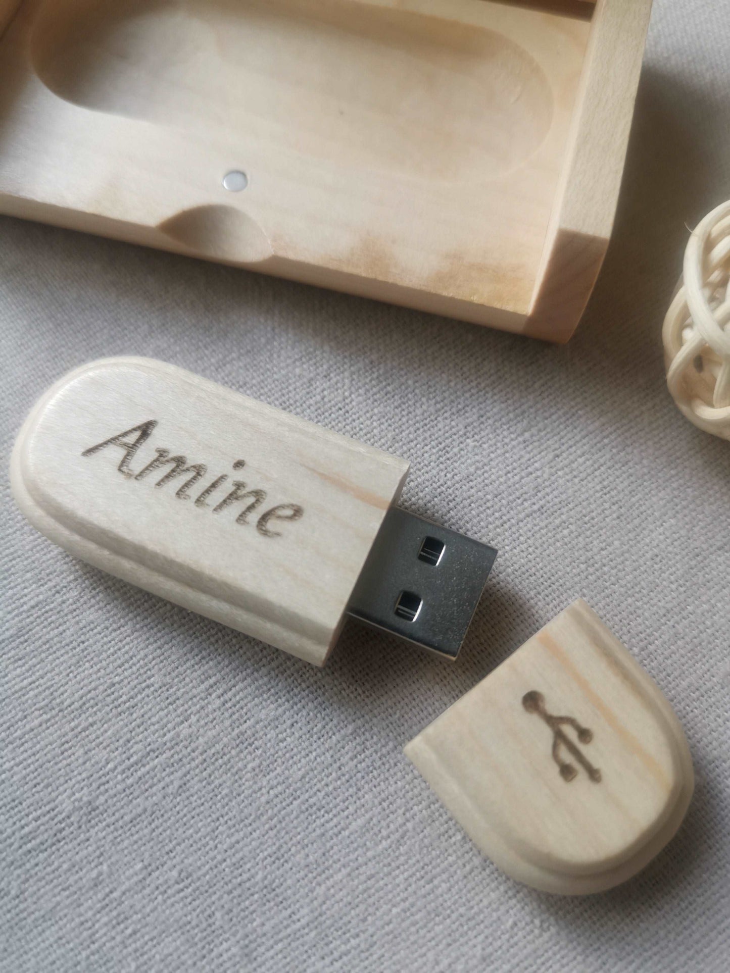 Coffret Clé USB 32 GO dans son coffet en bois personnalisé - Mon Objet Personnalisé