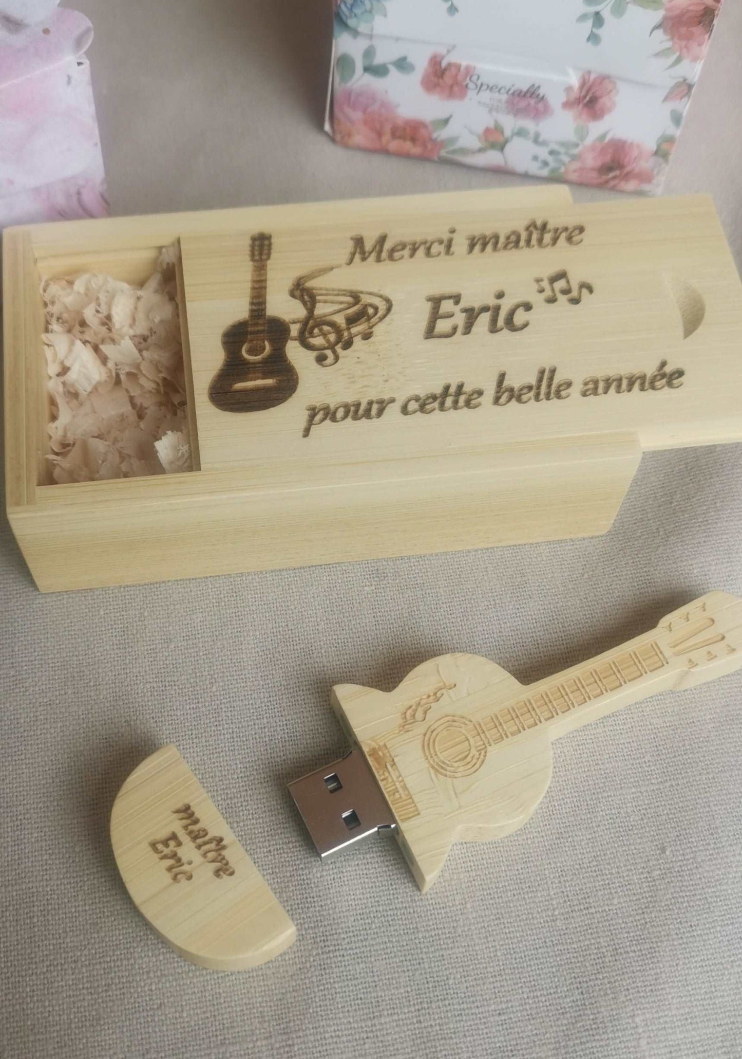 Coffret clé USB 32 GO guitare personnalisé en bois