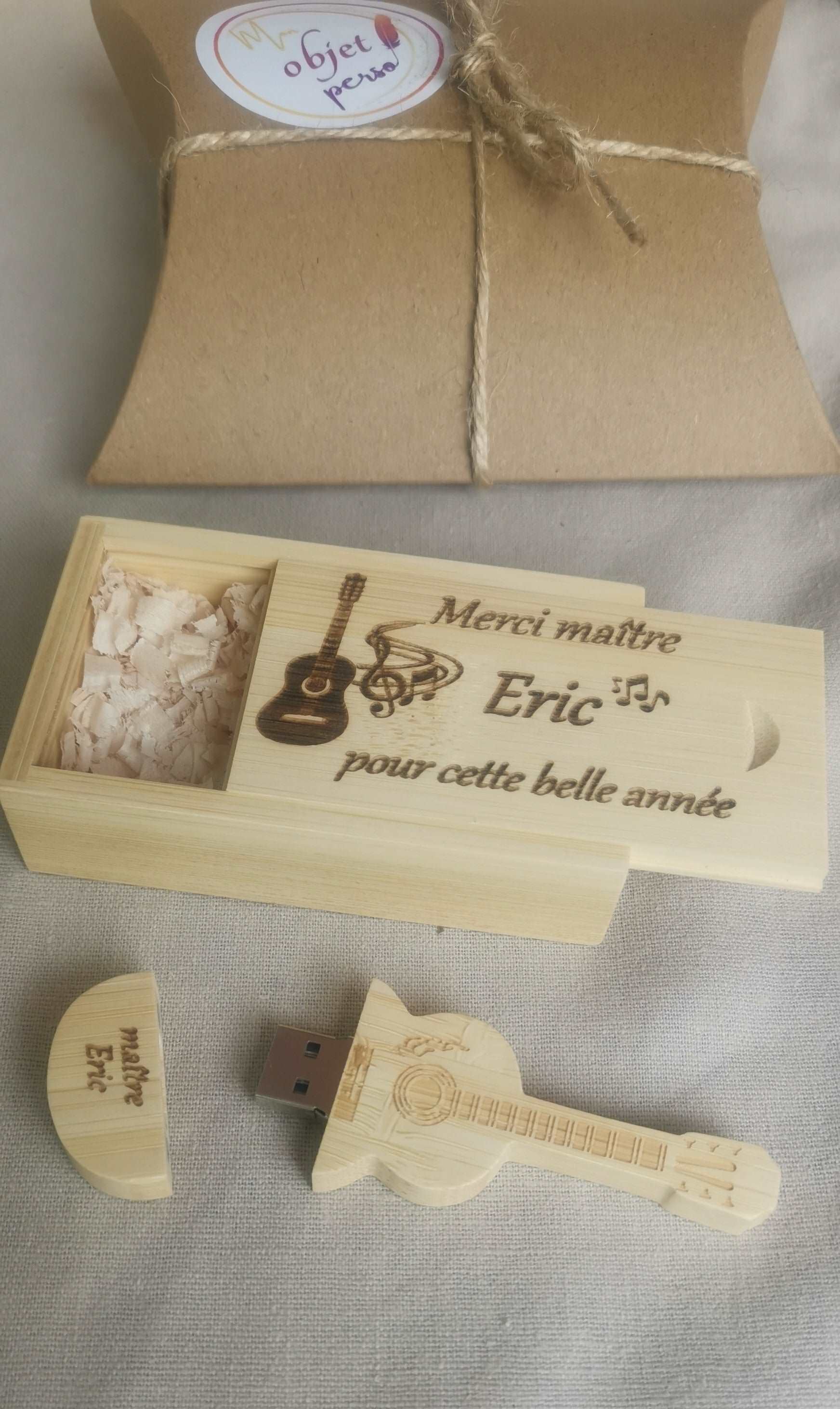 Coffret clé USB 32 GO guitare personnalisé en bois - Mon Objet Personnalisé