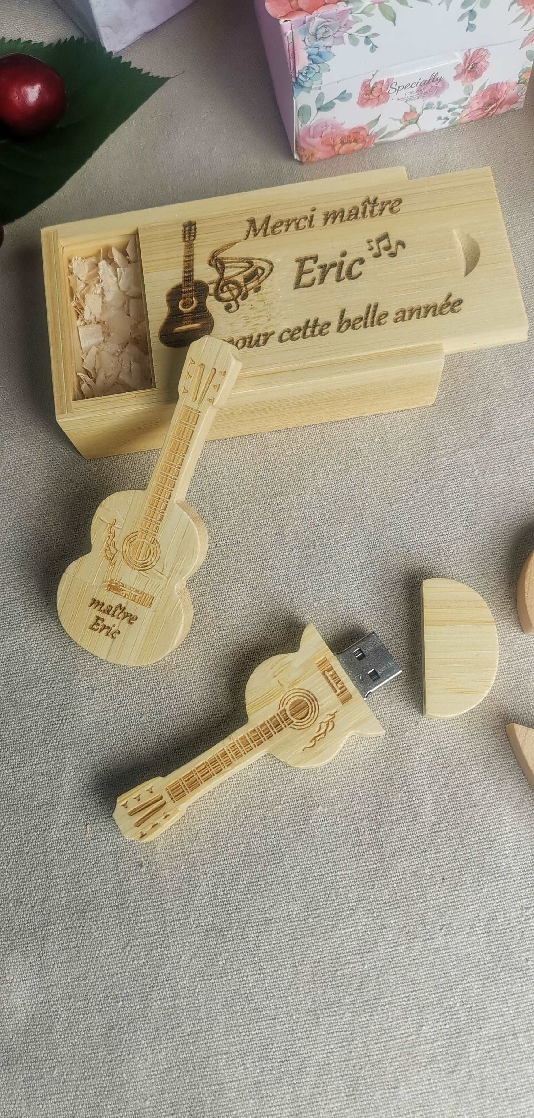 Coffret clé USB 32 GO guitare personnalisé en bois - Mon Objet Personnalisé