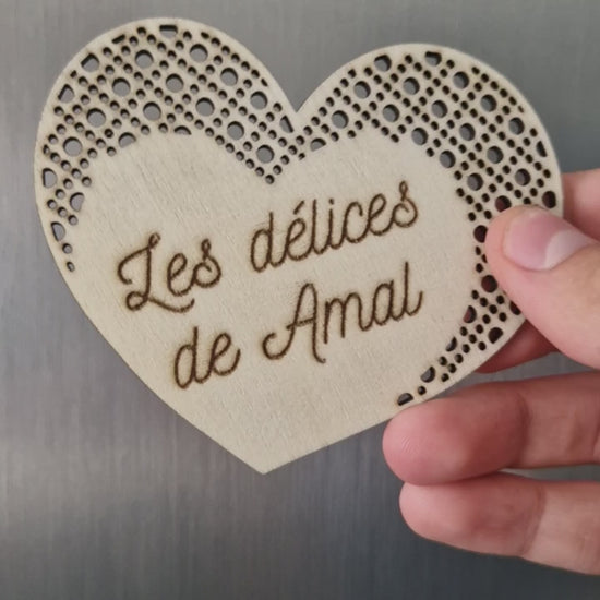 magnet cœur en bois personnalise aimant frigo cadeau invite mariage baptême carte naissance objet publicitaire