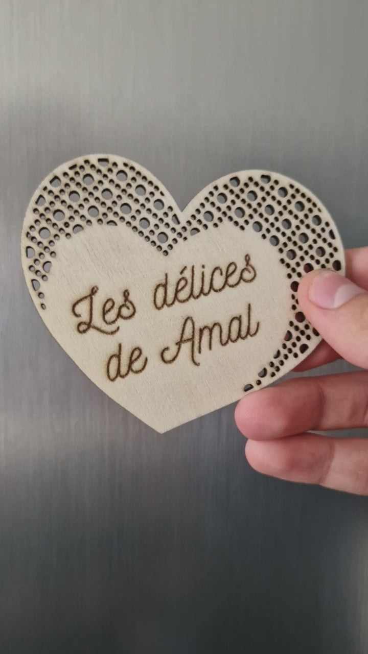 magnet cœur en bois personnalise aimant frigo cadeau invite mariage baptême carte naissance objet publicitaire