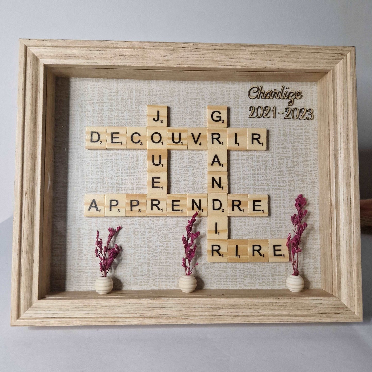 Cadre scrabble personnalisé en bois - fleurs séchées - à poser ou suspendre 23x28cm - Mon Objet Personnalisé