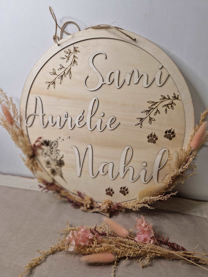 Disque prénoms en bois 35cm gravés avec fleurs séchées à suspendre - Mon Objet Personnalisé