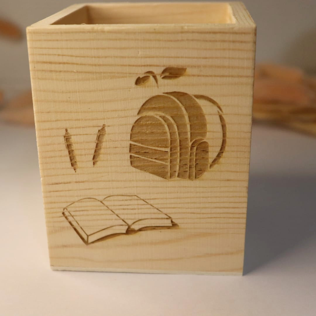 Pot à crayon en bois, texte et motifs personnalisés - Mon Objet Personnalisé