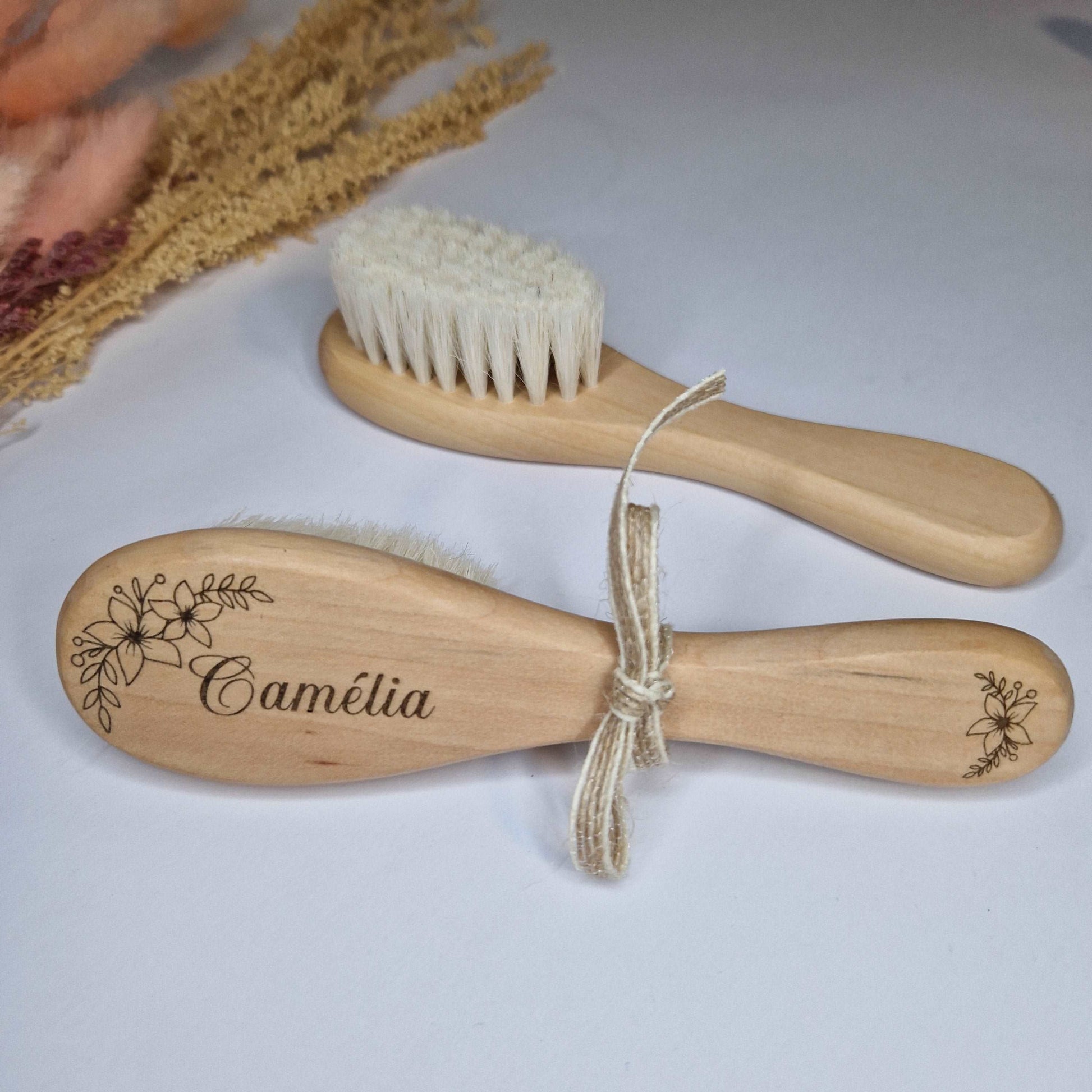 Brosse bebe en bois prénom Camélia gravé idée cadeau de naissance personnalisable : Mon Objet Personnalisé 