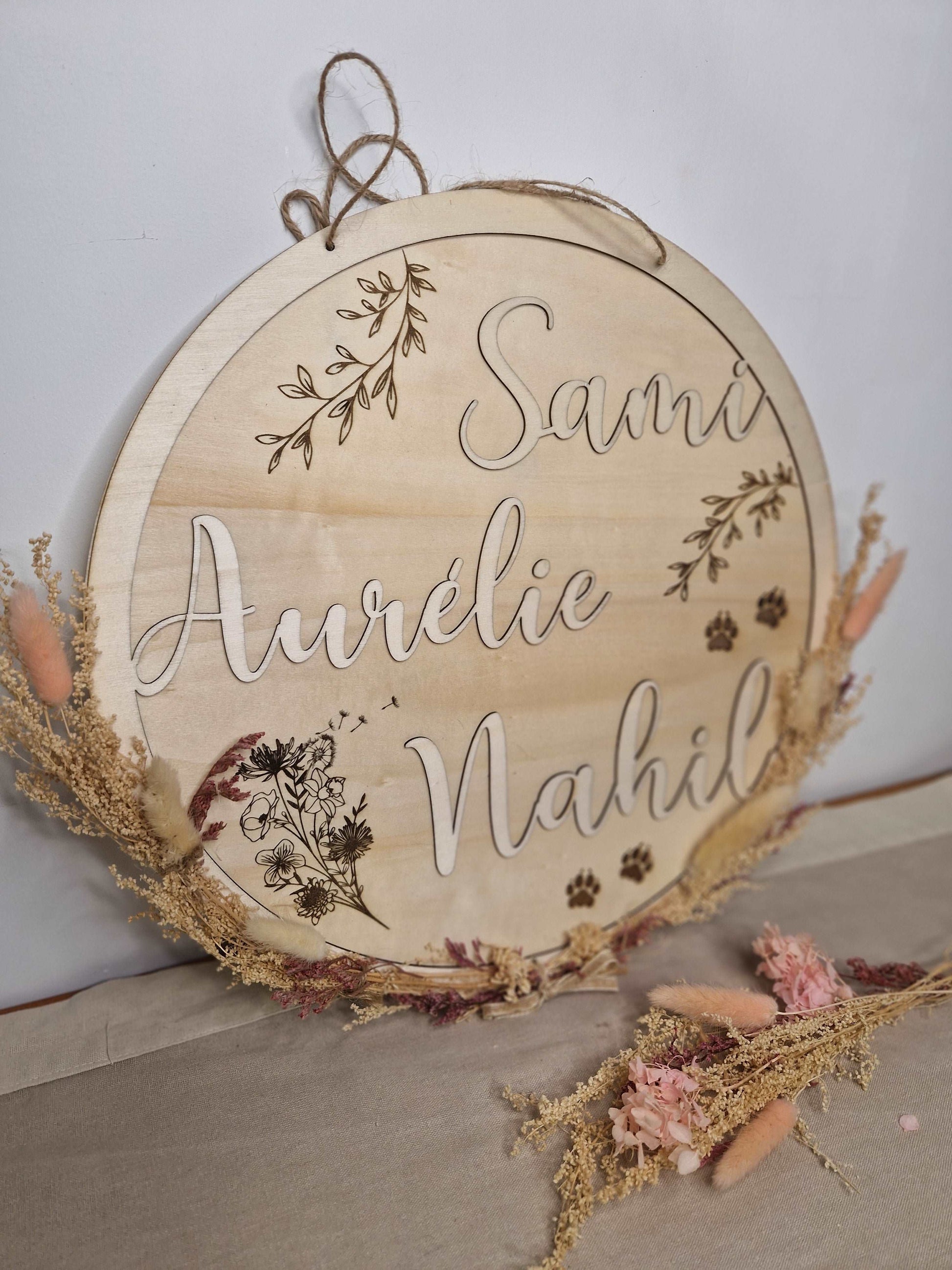 Disque prénoms en bois 35cm gravés avec fleurs séchées à suspendre - Mon Objet Personnalisé