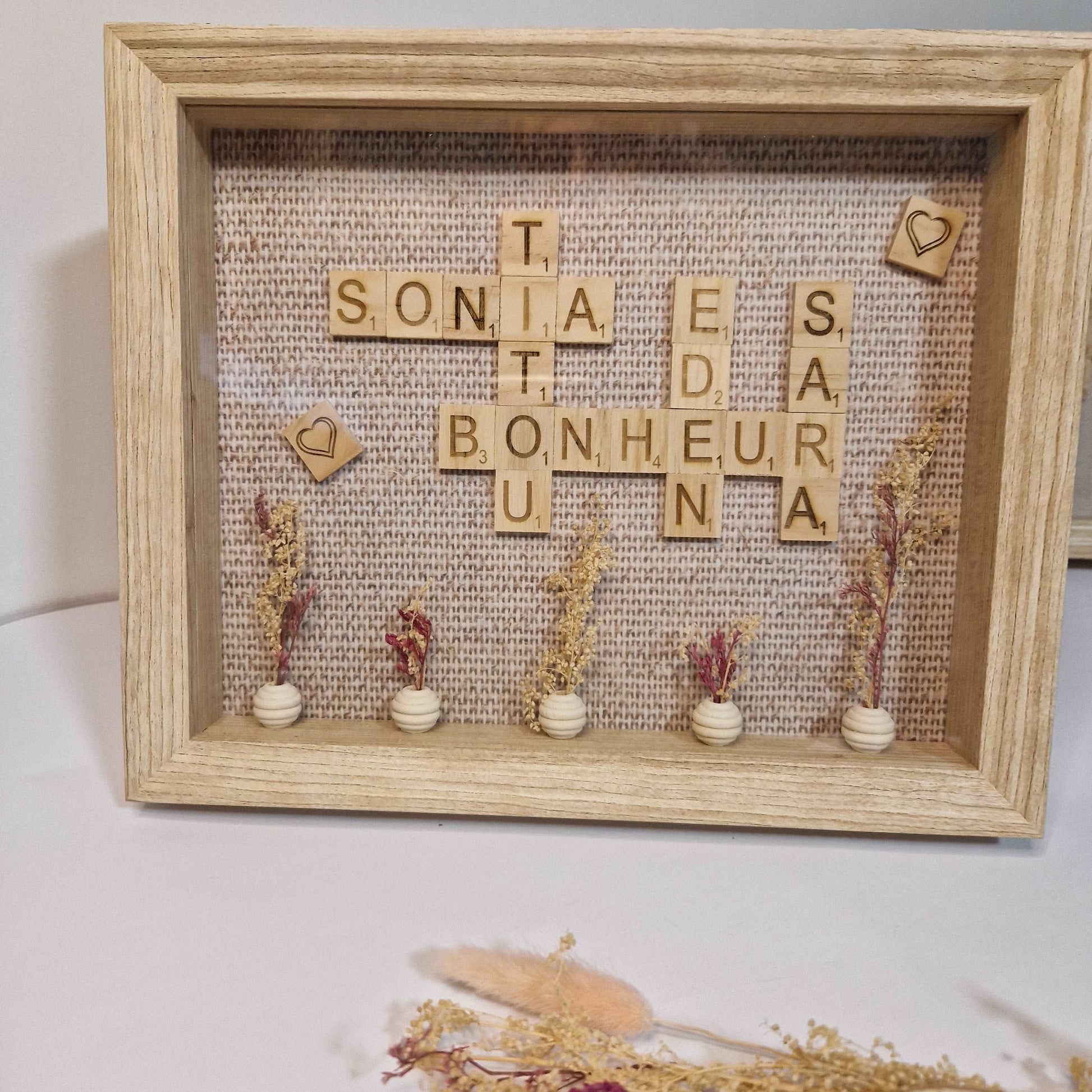 Cadre scrabble personnalisé en bois - fleurs séchées - à poser ou suspendre 23x28cm - Mon Objet Personnalisé