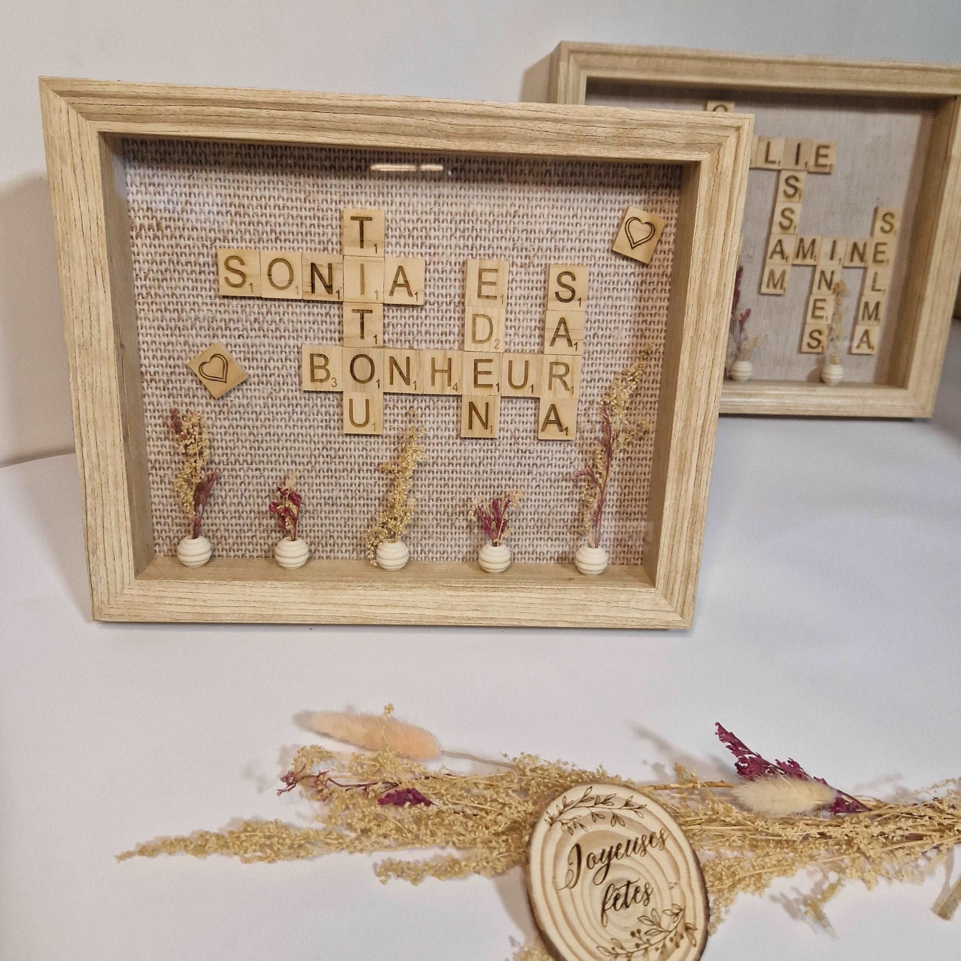 Cadre scrabble personnalisé en bois - fleurs séchées - à poser ou suspendre 23x28cm - Mon Objet Personnalisé