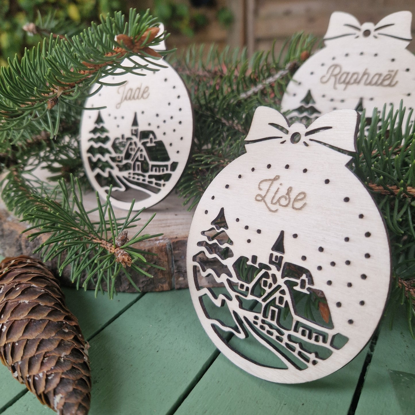 Boule de Noël en bois personnalisée