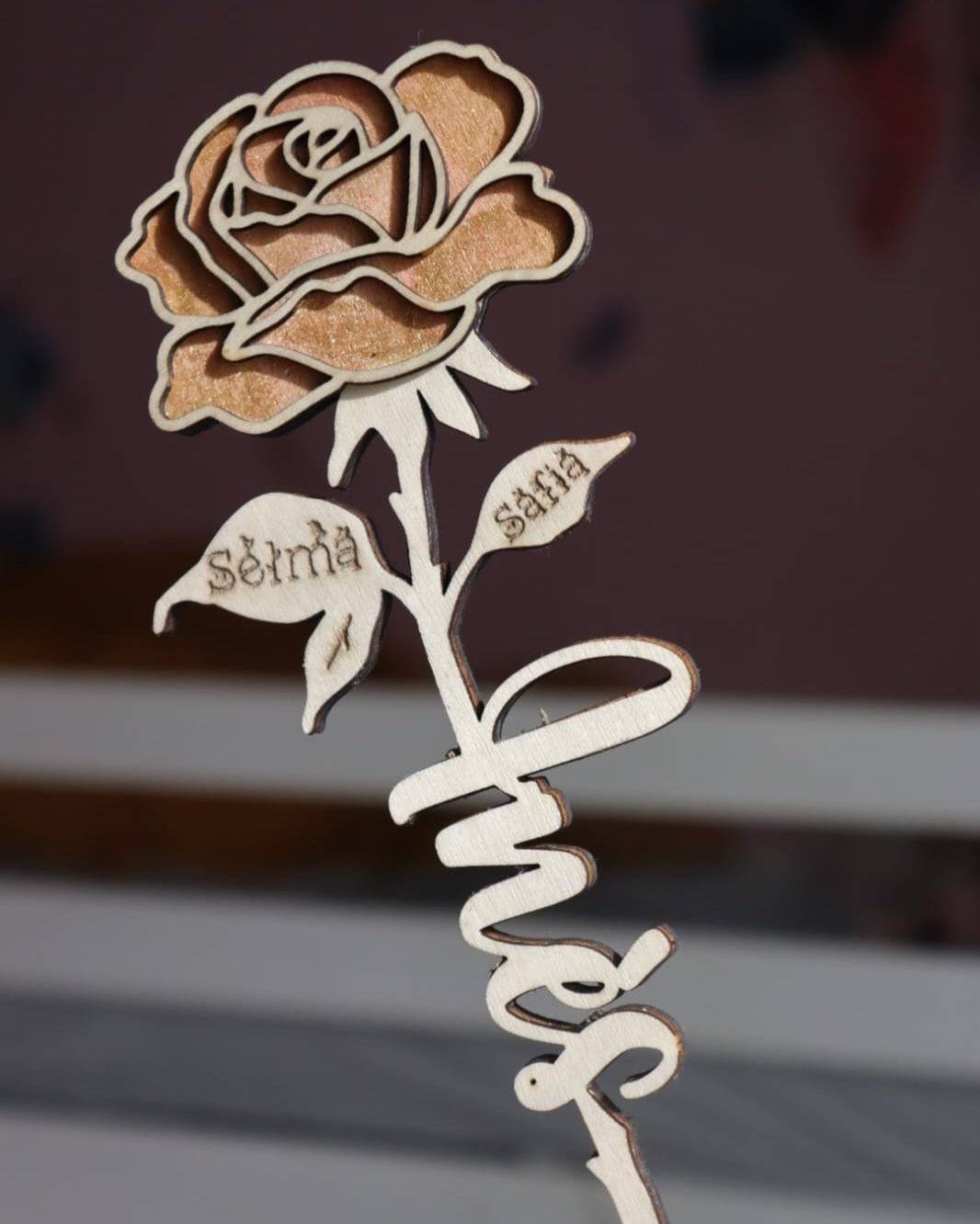 rose jaune en bois avec prénom découpé cadeau femme maitresse maman mamie mon objet personnalisé