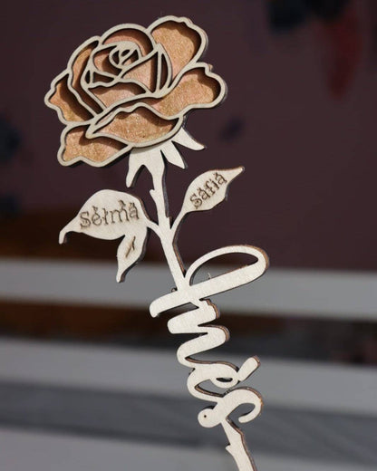 rose jaune en bois avec prénom découpé cadeau femme maitresse maman mamie mon objet personnalisé