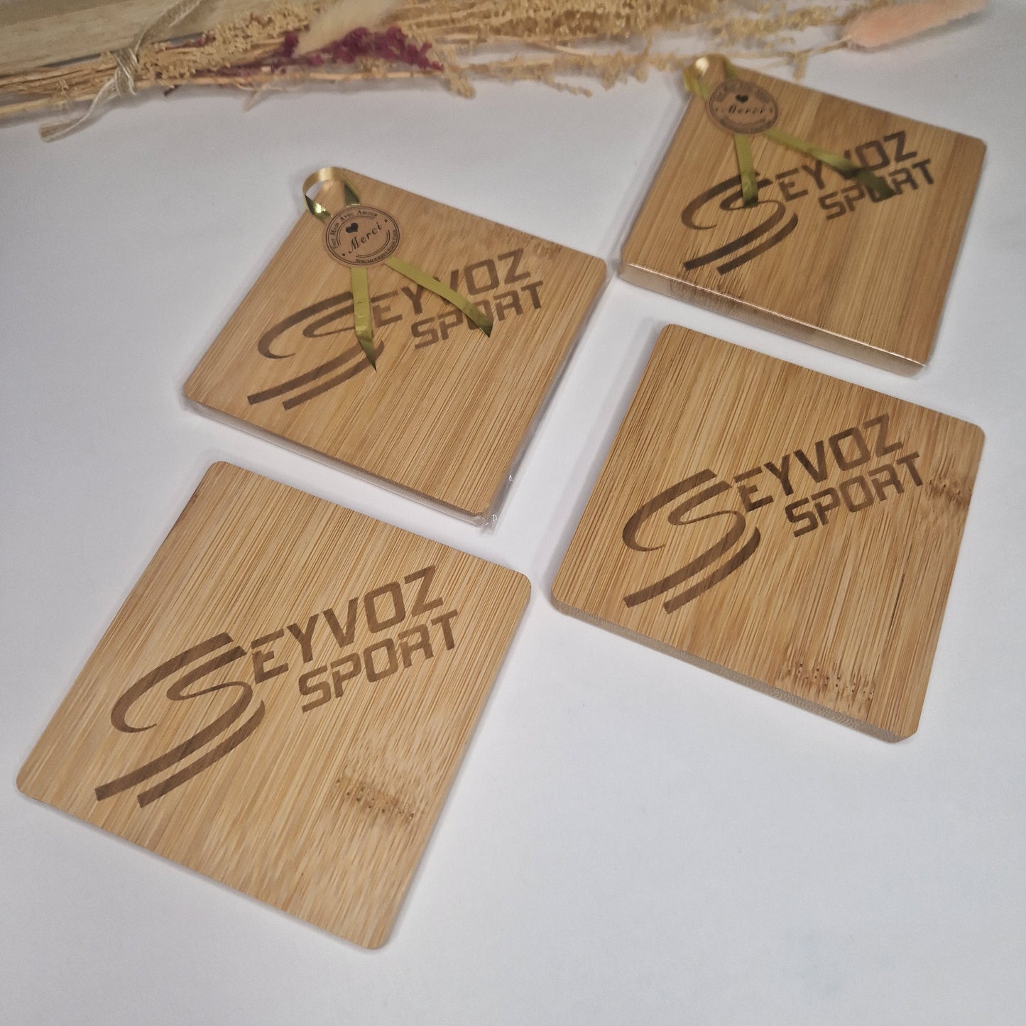 Sous-verre en bois personnalisable avec logo gravé, conçu comme objet publicitaire personnalise pour la communication d’entreprise. Une touche élégante et durable pour promouvoir votre marque.