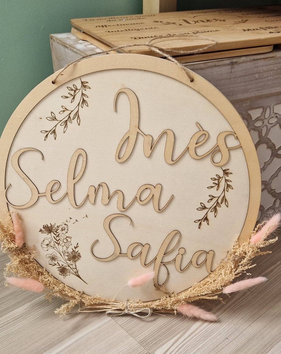 Disque prénoms en bois 35cm gravés avec fleurs séchées à suspendre - Mon Objet Personnalisé