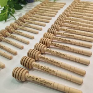 Idée de cadeaux invités personnalisés cuillères à miel personnalisées cadeau de mariage invités mariage champêtre