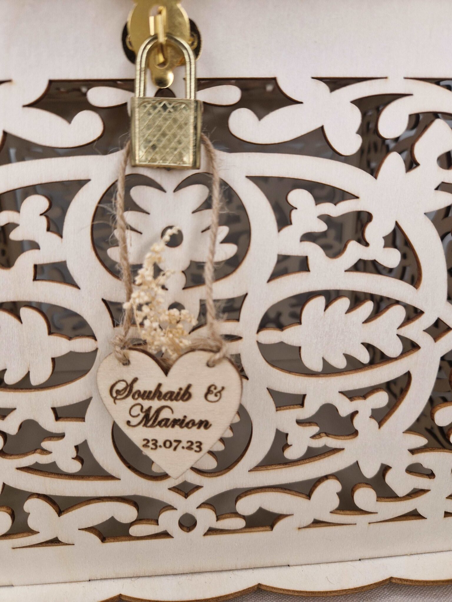 urne boite à cartes de mariage en bois gravé personnalise prénoms mariés cadeau de mariage mon objet perso