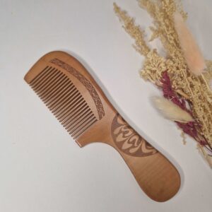 petit peigne en bois grave