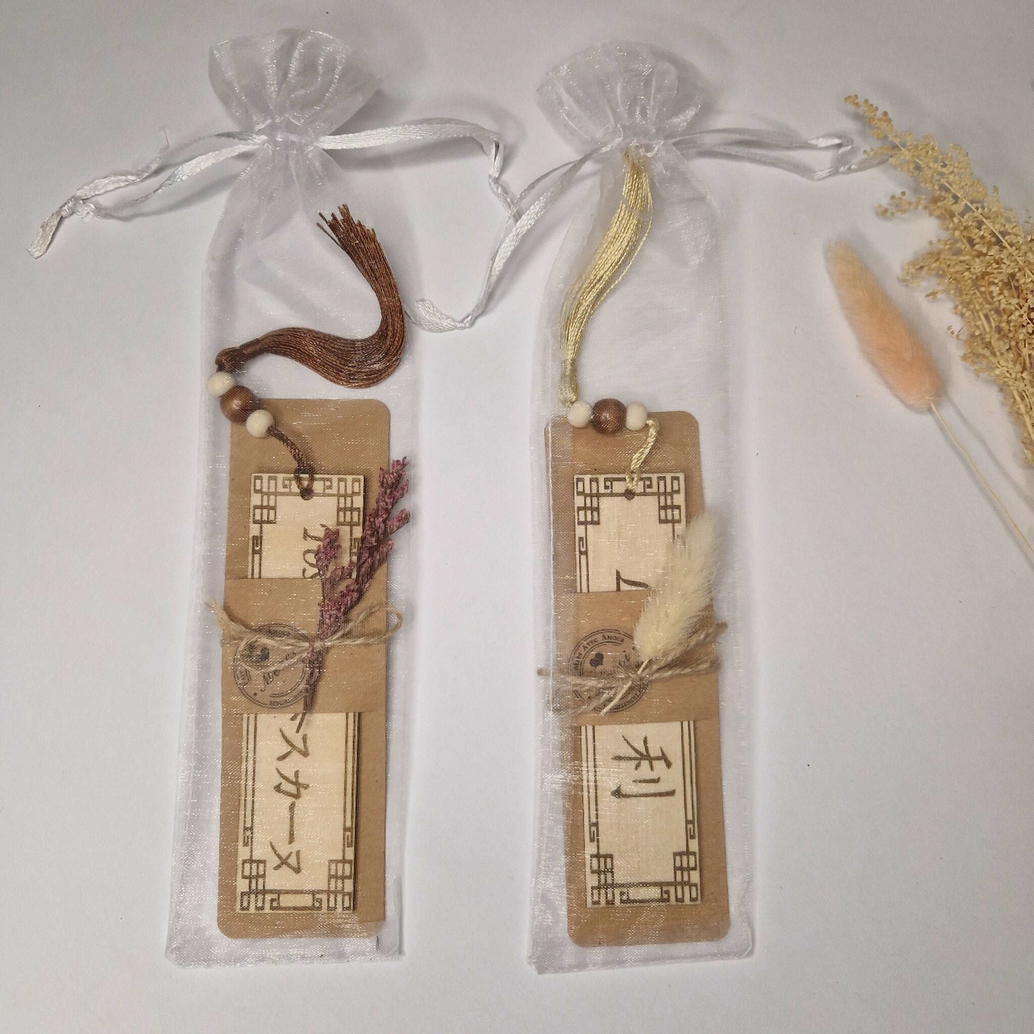marque page en bois grave prenom en japonais grave cadeau lecteur mangas japonais mon objet perso