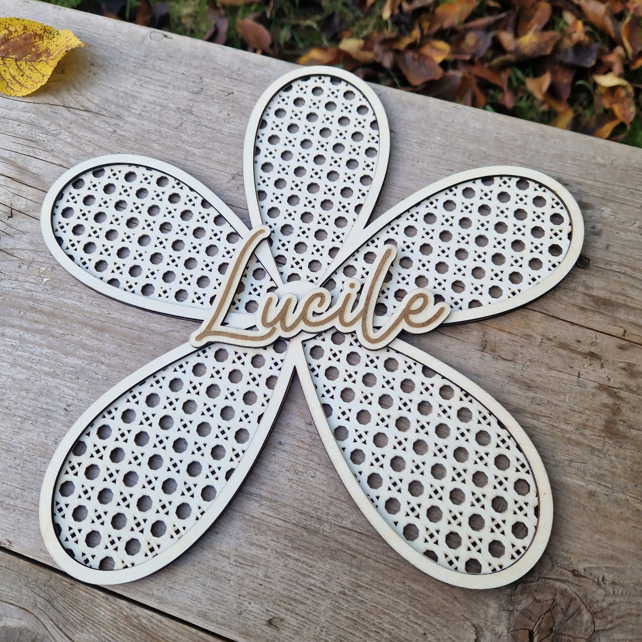 fleur en bois decopée motif cannage rotin personnalisable prenom decoration naturelle idée déco murale chambre enfant fille mon objet perso