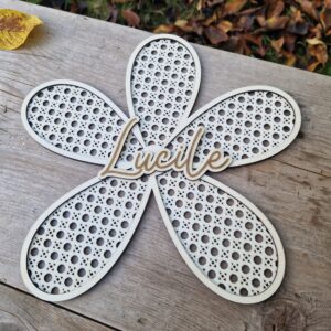 fleur en bois decopée motif cannage rotin personnalisable prenom decoration naturelle idée déco murale chambre enfant fille mon objet perso