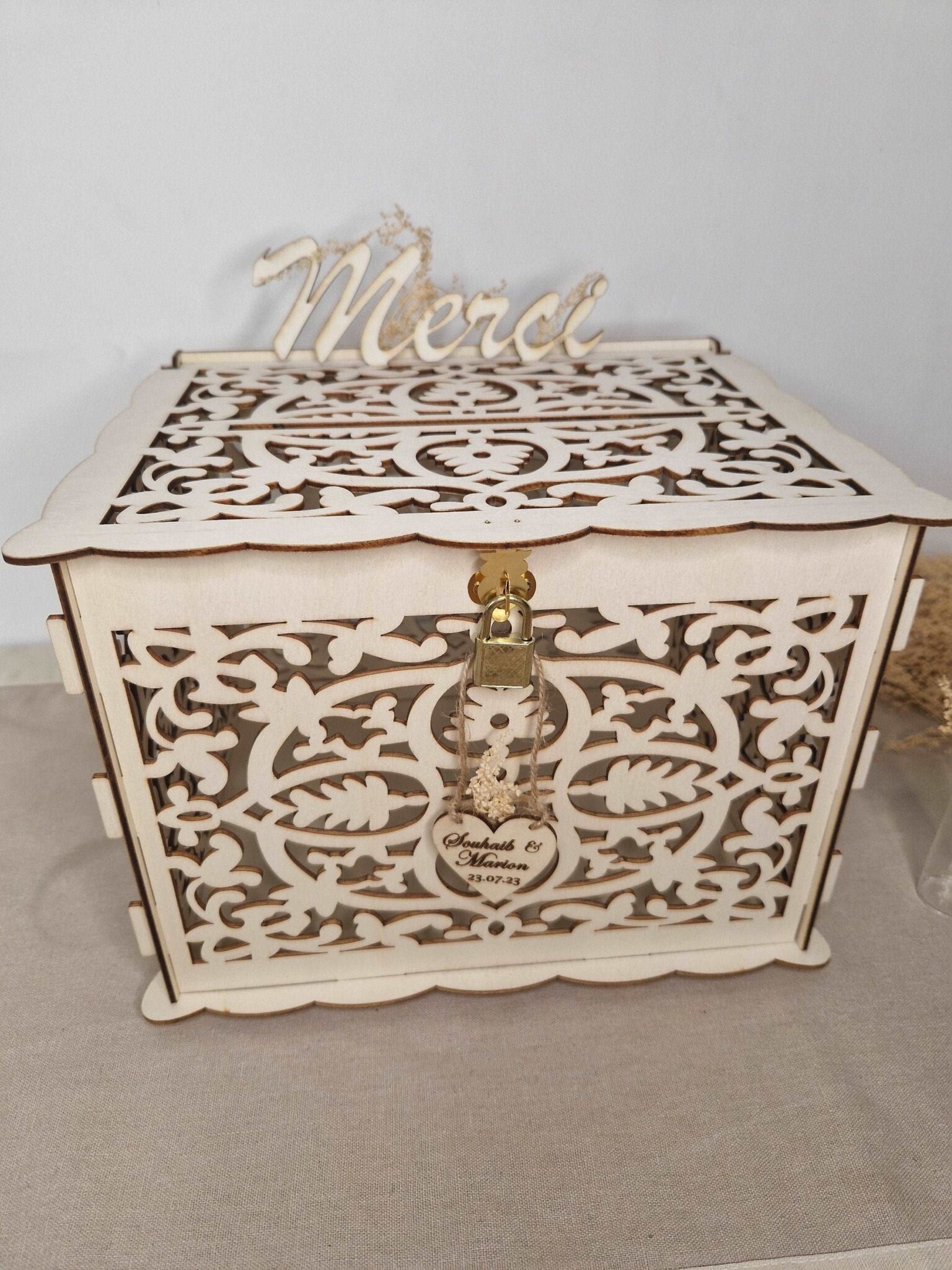 urne boite à cartes de mariage en bois gravé personnalise prénoms mariés cadeau de mariage mon objet perso