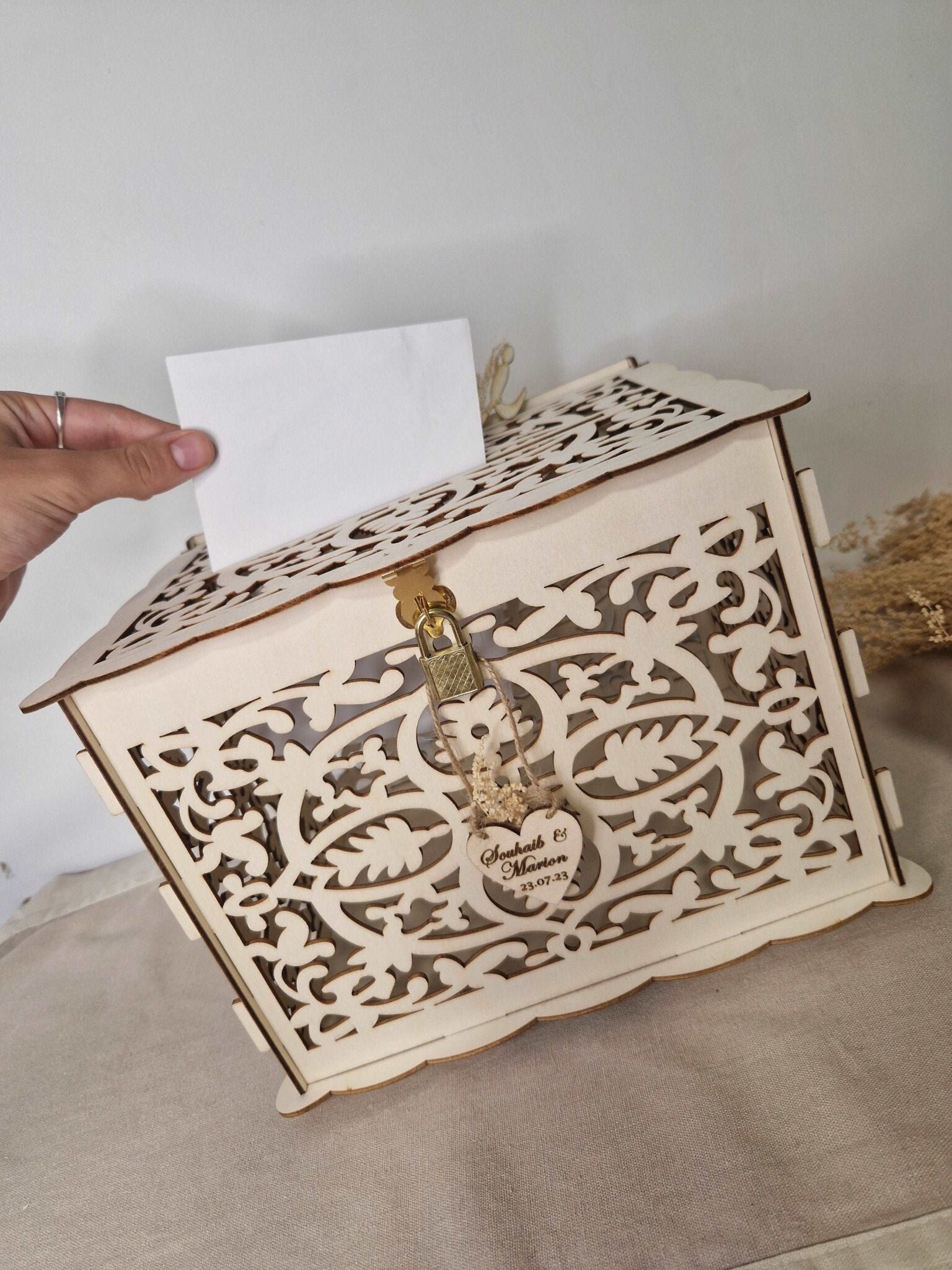 urne boite à cartes de mariage en bois gravé personnalise prénoms mariés cadeau de mariage mon objet perso