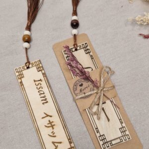 marque page en bois grave prenom en japonais grave cadeau lecteur mangas japonais mon objet perso