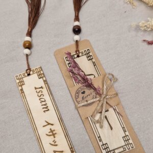 marque page en bois grave prenom en japonais grave cadeau lecteur mangas japonais mon objet perso