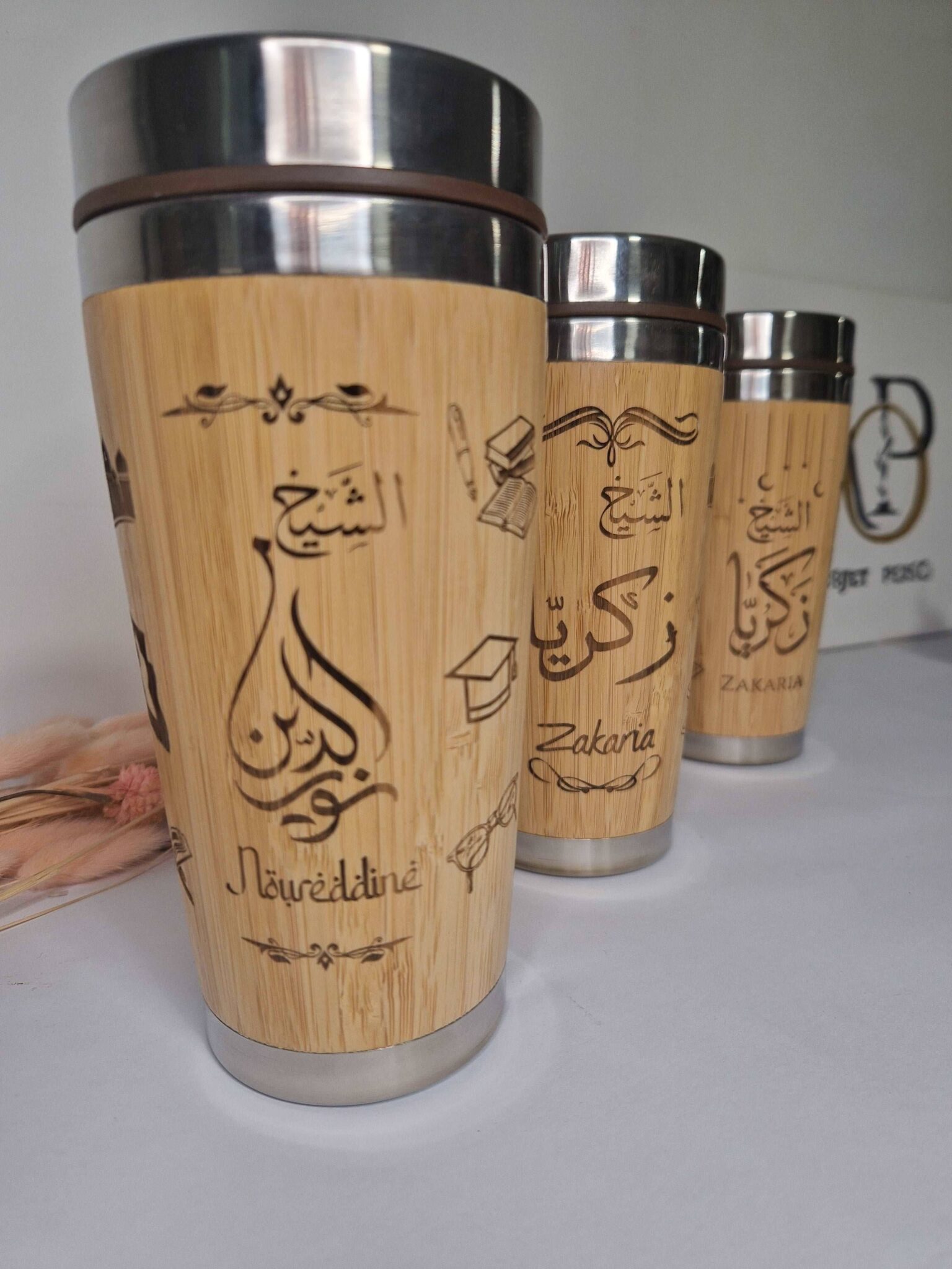 mug en bois personnalise grave prénom en calligraphie arabe prenom musulman cadeau aid mou3lim moualima maite maitresse mon objet perso