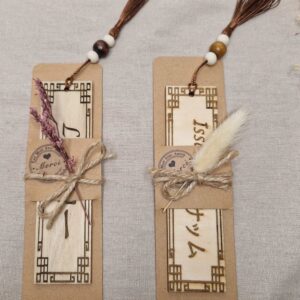 marque page en bois grave prenom en japonais grave cadeau lecteur mangas japonais mon objet perso