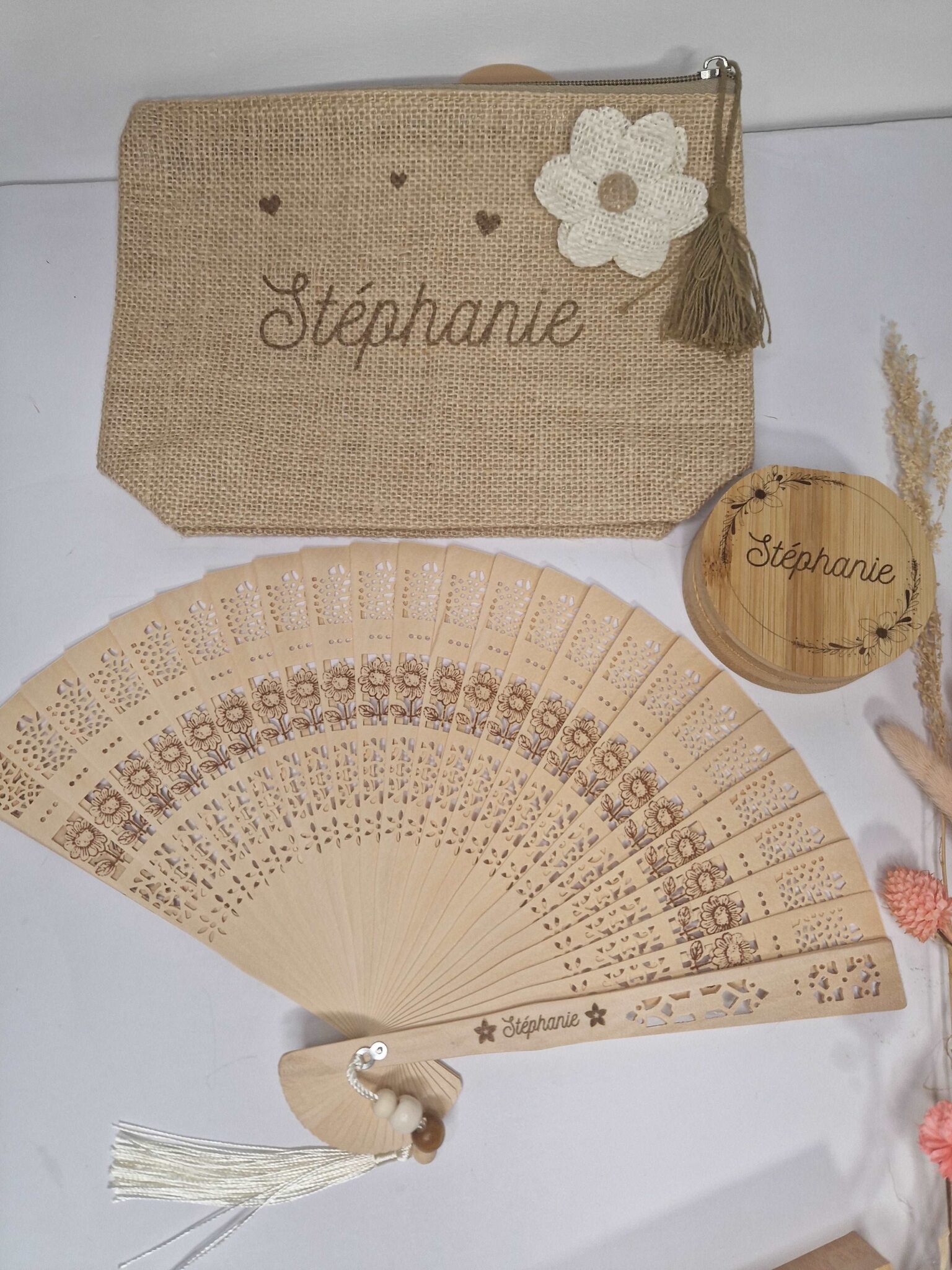 eventail et trousse cadeau femme personnalise en bois grave mon objet perso