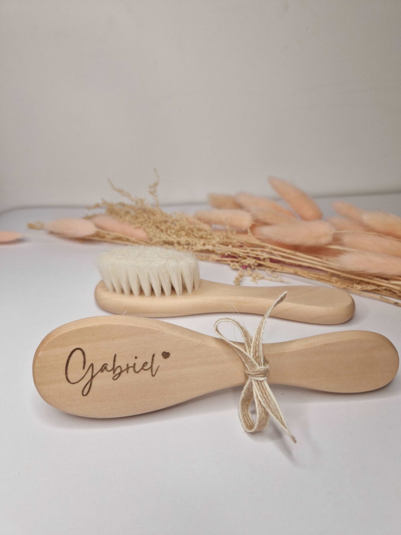 brosse en bois bebe gravé cadeau de naissance personnalise prenom Gabriel mon objet perso