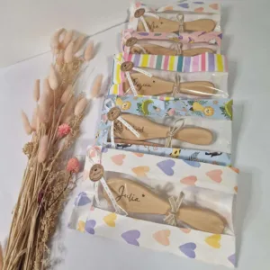 brosse en bois bebe gravé cadeau de naissance personnalise mon objet perso