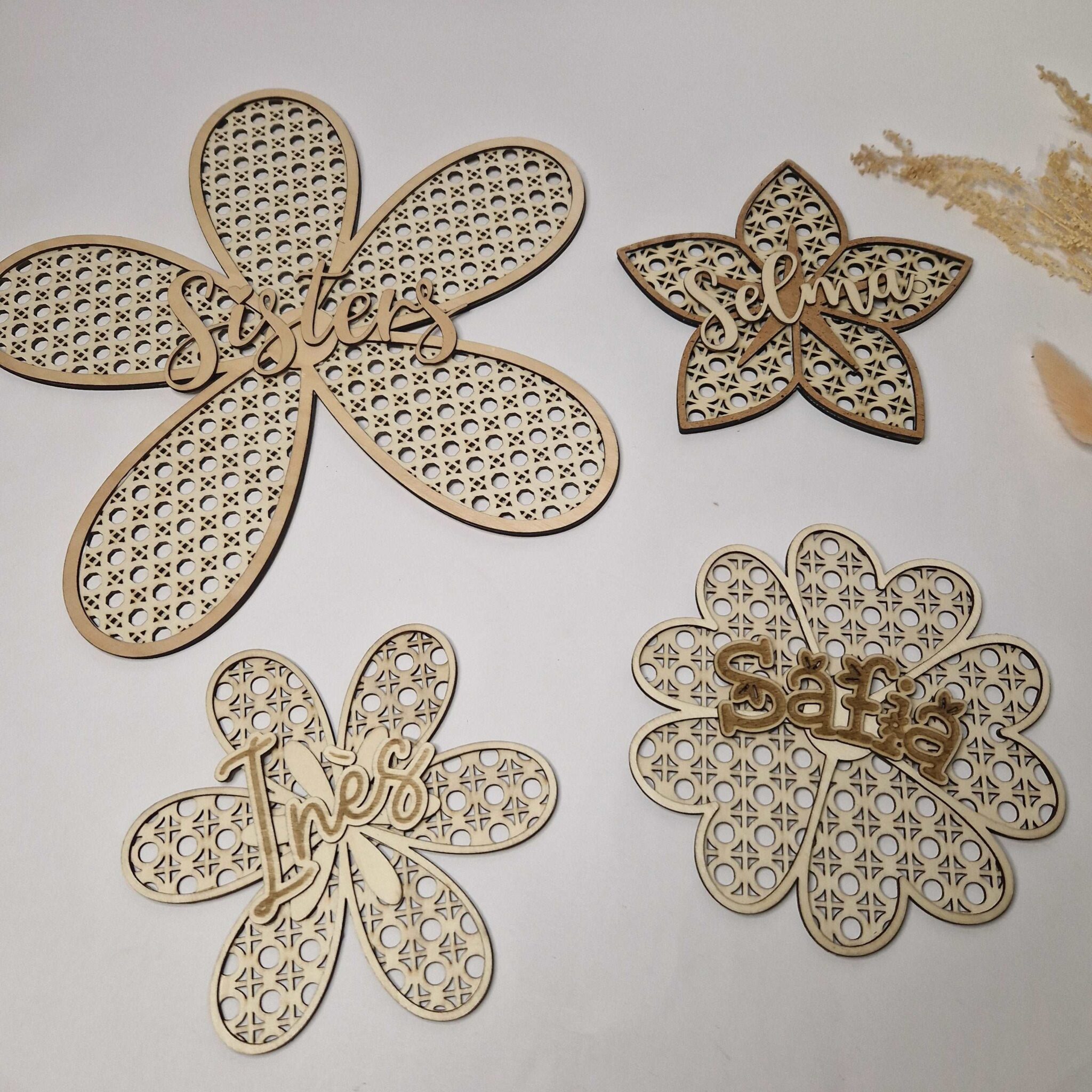 fleur en bois decopée motif cannage rotin personnalisable prenom decoration naturelle idée déco murale chambre enfant fille mon objet perso
