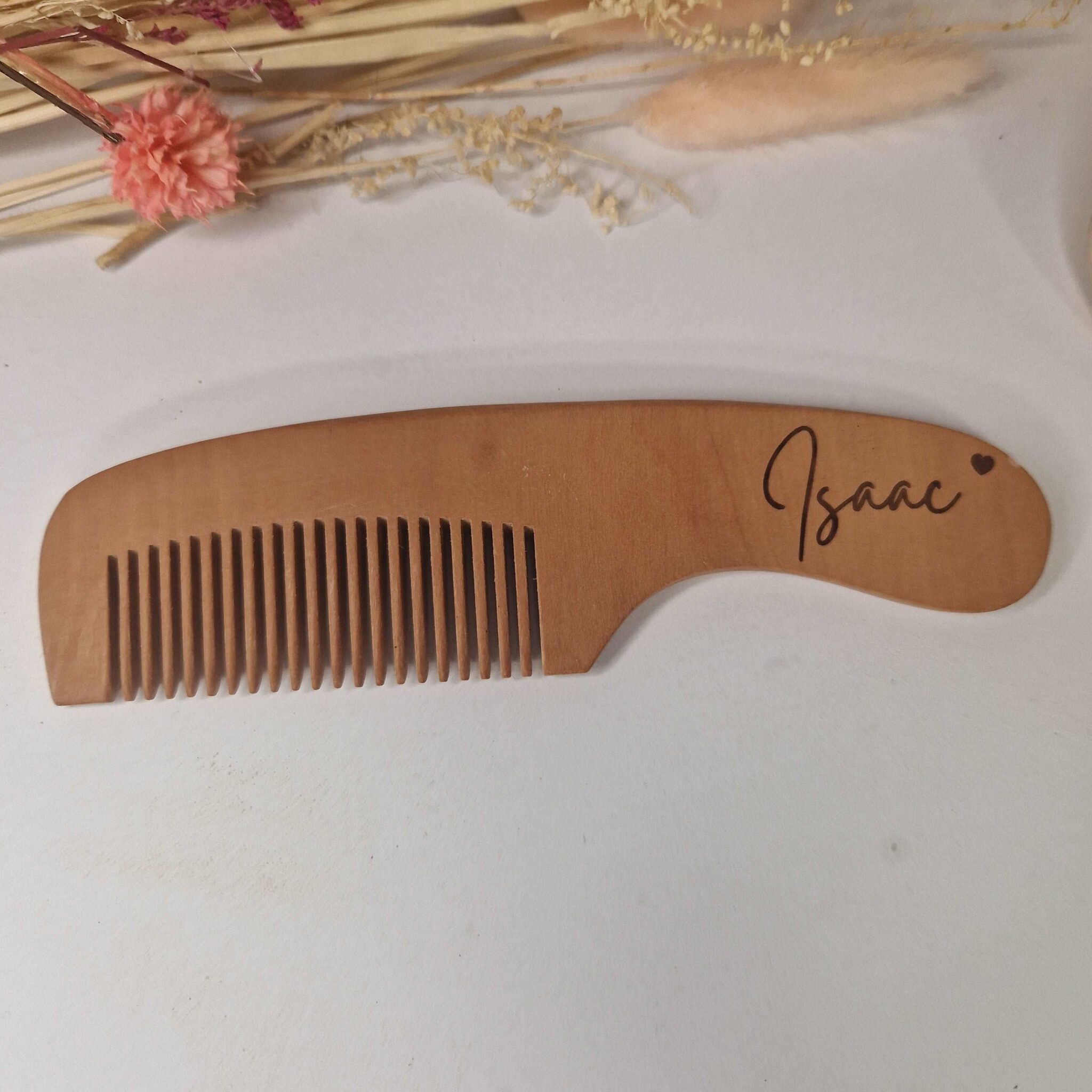 petit peigne en bois bebe gravé prenom Isaac cadeau de naissance personnalise