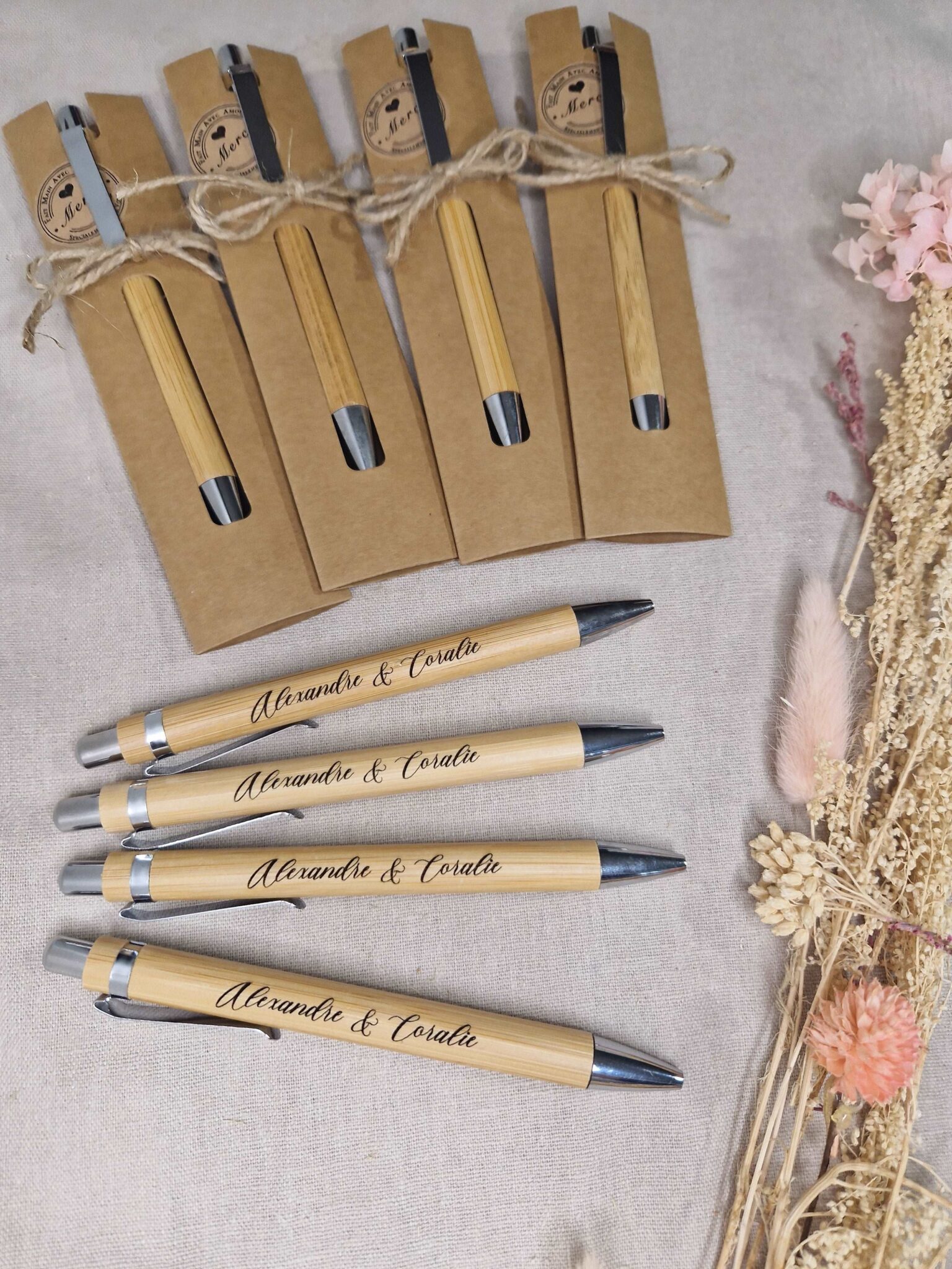stylo en bois grave personnalise cadeau témoins mariage idee cadeau invites remerciement mon objet perso