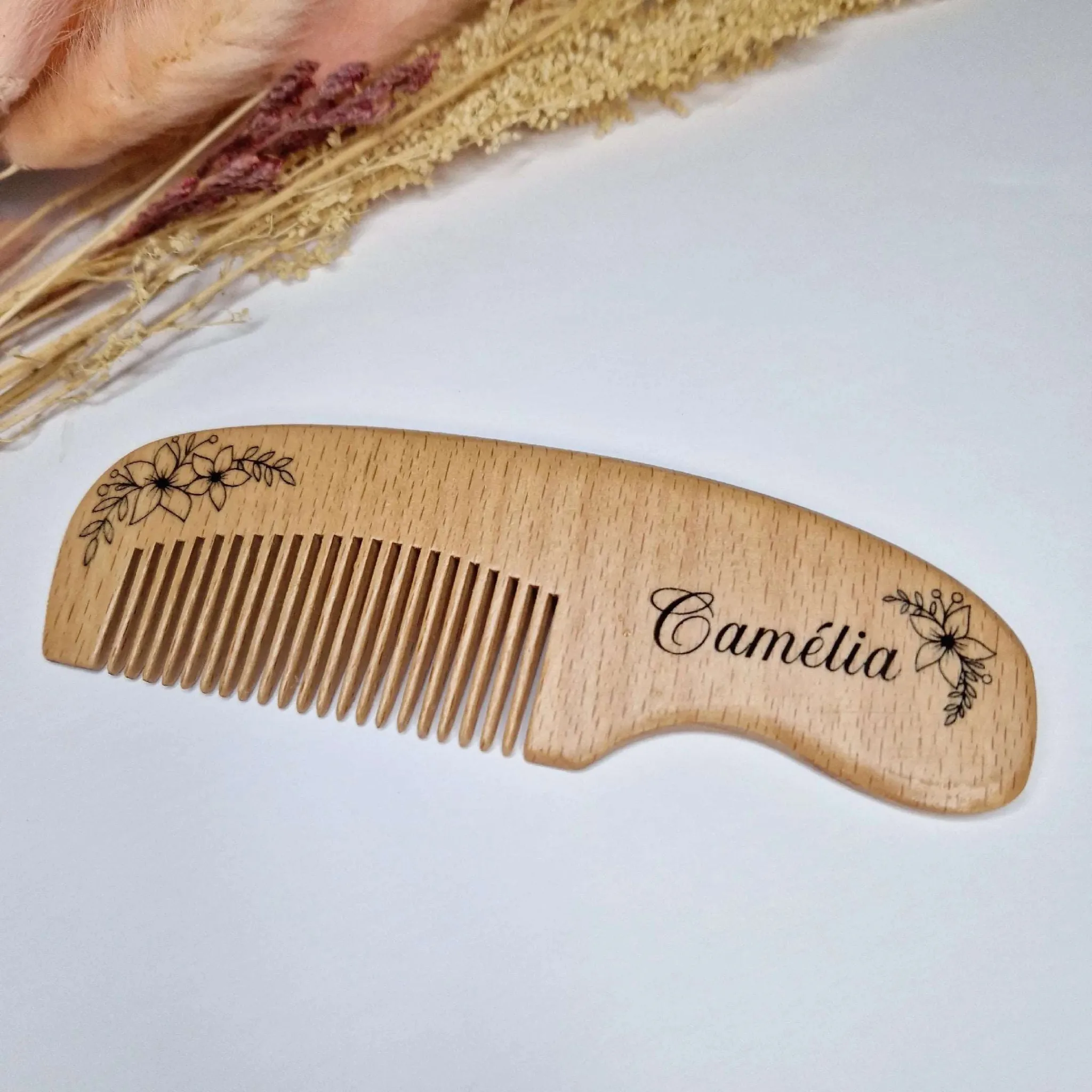 petit peigne en bois bebe gravé prenom Camelia cadeau de naissance personnalise