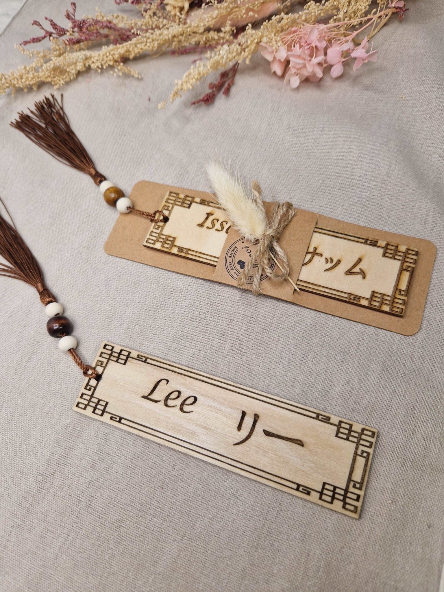 marque page en bois grave prenom en japonais grave cadeau lecteur mangas japonais mon objet perso