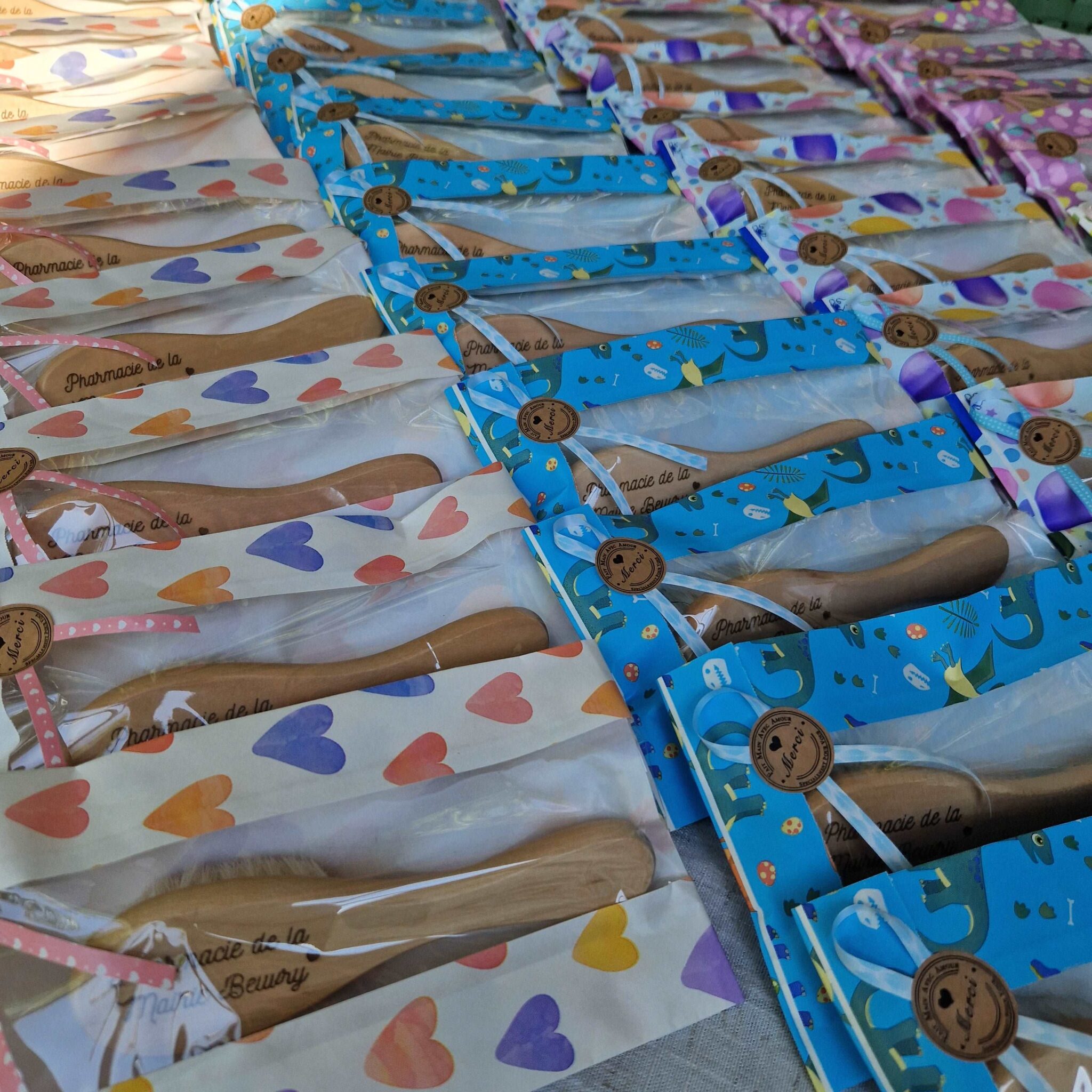 brosse en bois bebe gravé cadeau de naissance personnalise mon objet perso