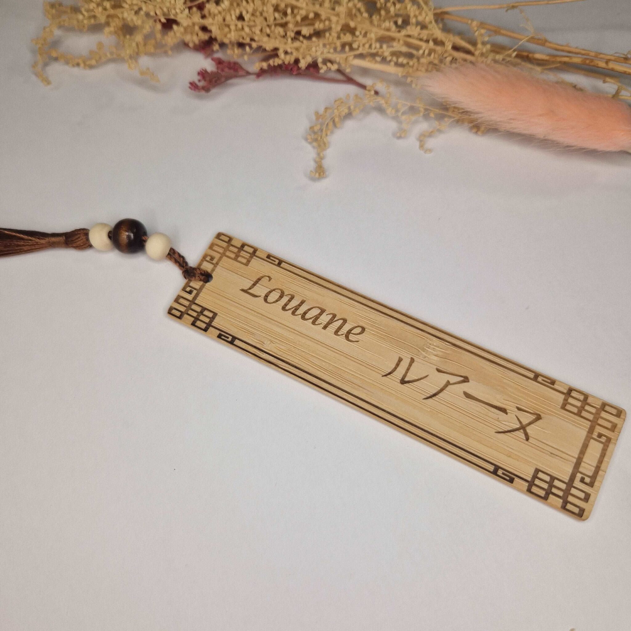 marque page en bois grave prenom en japonais grave cadeau lecteur mangas japonais mon objet perso
