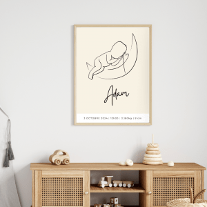 Affiche tableau cadre poster minimaliste personnalisée prénom de bébé, dessin au trait, décoration chambre enfant, cadeau de naissance garçon bébé sur une lune dessiné d'un trait noir fond beige adam