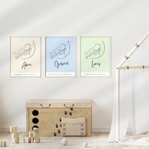 Affiche tableau cadre poster minimaliste personnalisée prénom de bébé, dessin au trait, décoration chambre enfant, cadeau de naissance garçon bébé sur une lune dessiné d'un trait noir fond beige bleu vert clair garçons jumeaux triplés